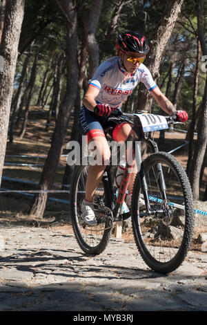 Weibliche russische Radfahrer konkurriert in einem internationalen Mountainbike Rennen in der griechischen Dorf Molyvos auf der Insel Lesbos Stockfoto