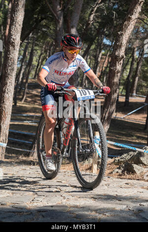 Weibliche russische Radfahrer konkurriert in einem internationalen Mountainbike Rennen in der griechischen Dorf Molyvos auf der Insel Lesbos Stockfoto