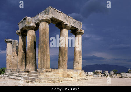 Antike griechische Website von Korinth, Tempel des Apollo, der Darstellung der verbleibenden dorischen Säulen mit dramatischen Wolken & Licht (in PS gerendert), Korinth, Griechenland Stockfoto