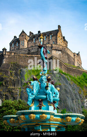 Blick auf Neu verzierten Ross Brunnen in der Princes Street Gardens, Edinburgh, Schottland, UK wiederhergestellt Stockfoto