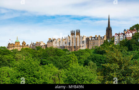 Skyline Blick auf die Princes Street Gardens von Gebäuden in der Altstadt von Edinburgh, Schottland, Großbritannien Stockfoto