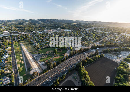 Nachmittag Luftaufnahme der Ventura Autobahn 101 in der Nähe des Sepulveda Becken in der encino Bereich des San Fernando Valley in Los Angeles, Kalifornien. Stockfoto