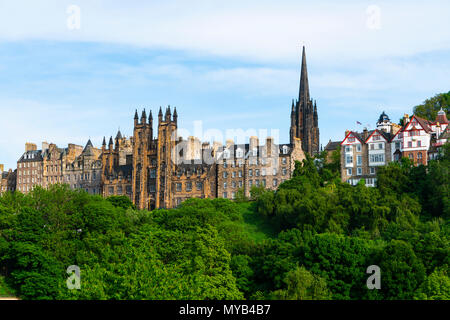 Skyline Blick auf die Princes Street Gardens von Gebäuden in der Altstadt von Edinburgh, Schottland, Großbritannien Stockfoto