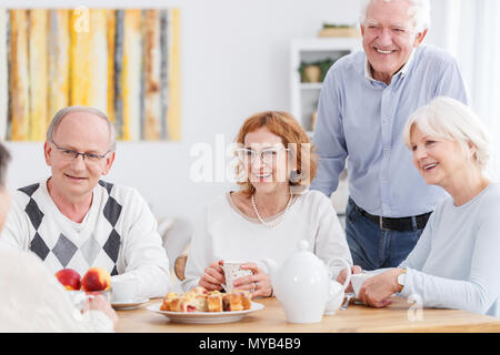 Gruppe von Happy Senioren Sitzung an einem Tea Party Stockfoto