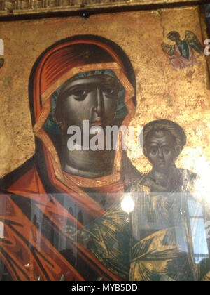 . Dieses Foto wurde mit einem iPhone 4S Kamera (leider habe ich aus dem Film an der Zeit laufen hatte) in der Vorhalle der Kirche auf dem Gelände des theologischen Seminars von Chalki. Foto: Artwork:. 1500 CE. Das Gemälde wurde von einem Mönch, der irgendwann in dem 1500 CE enthalten. Dieses Foto wurde von w genommen: Benutzer: Konstantinos. 76 BlackTheotokosHalki Stockfoto
