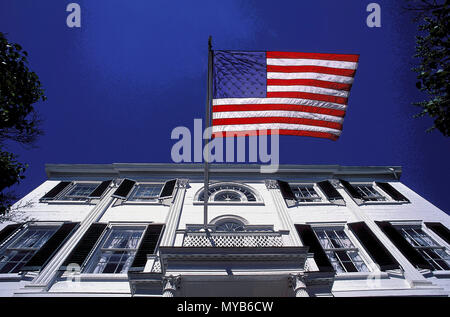 Nickels-Sortwell Haus mit amerikanischen Flagge, Blick hinauf auf der Suche (mit leicht PS gerendert), Wiscasset, Maine, USA Stockfoto