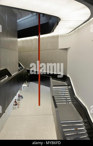 MAXXI Museum, Darstellung einer Zaha Hadid Innenraum, Blick hinunter in die Lobby mit roten tubular Skulptur und schwebenden schwarzen Treppen, Rom, Italien Stockfoto