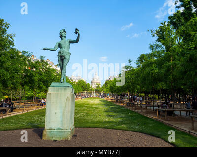 Griechische Schauspieler Statue von Arthur Bourgeois (1838-1886) in den Luxemburg Gärten mit dem Panthéon im Hintergrund - Paris, Frankreich Stockfoto