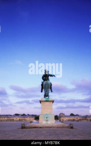 Reiterstandbild Ludwigs XIV., nach Osten in Richtung Paris in der Dämmerung mit Arm in adlocutio (in PS gemacht, zarten Tönen), Versailles, Frankreich Stockfoto