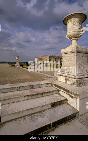 Versailles: Schlossgarten, Garten Ornamenten im Süden, Südwesten, mit Cloudscape (in PS gerendert), Versailles, Frankreich Stockfoto