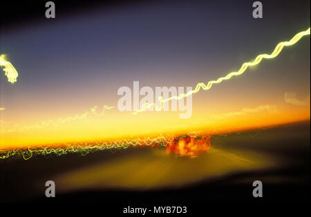 Auto Spurwechsel auf der Autobahn bei Dämmerung mit wackeligen Streifen und Glühen am Horizont, in der Nähe von Phoenix, AZ, USA Stockfoto