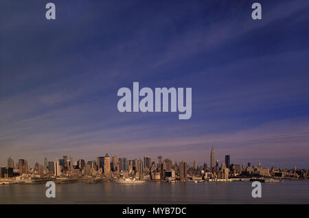 Midtown Manhattan Skyline von New Jersey über den Hudson River gesehen mit cloudscape, New York, NY, USA Stockfoto