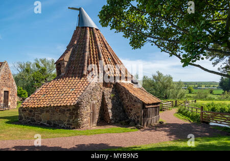 Anzeigen von Preston Mühle mit Wasserrad, mühlteich und doocot am Fluss Tyne in East Lothian, Schottland, Großbritannien Stockfoto