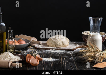 Teig für die Zubereitung Brot, Pizza, Torte. Zutaten, Essen flach am Küchentisch Hintergrund. Butter, Milch, Hefe, Mehl, Eier, Zucker, Gebäck oder Bäckerei kochen Stockfoto