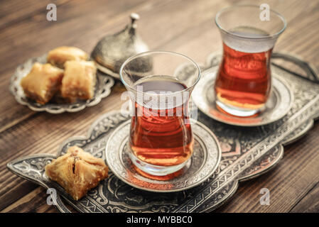 Tasse türkischen Kaffee serviert im traditionellen Stil mit türkischem Honig auf hölzernen Hintergrund Stockfoto