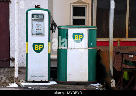 Verlassene Tankstelle in deutscher Landschaft mit alten Logo von British Petroleum, mit deutschen Inschriften: "Benzin" und "Rauchen verboten" Stockfoto