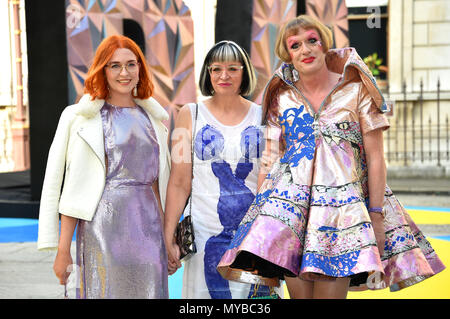 Grayson Perry (rechts) mit Partner Philippa Perry (Mitte) und Tochter Florenz Perry (links) anreisen, für die Königliche Akademie der Künste Sommer Ausstellung Vorschau Party 2018 im Burlington House, London statt. Stockfoto