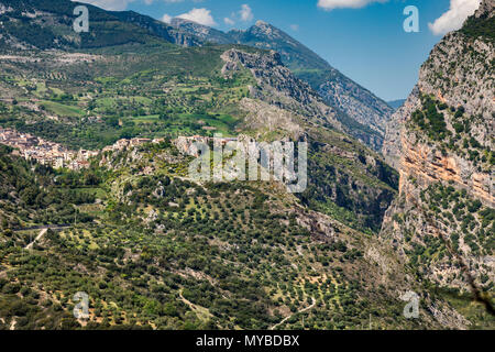 Gole del Raganello (raganello Schlucht), Stadt Civita auf der Linken, massiv Pollino in Distanz, südlichen Apennin, Nationalpark Pollino, Kalabrien, Italien Stockfoto