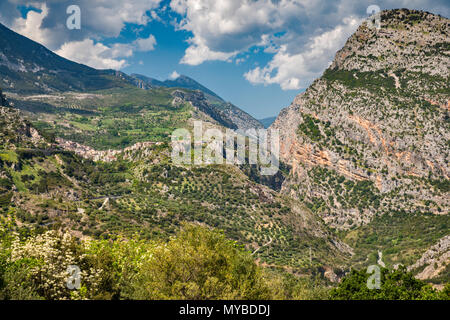 Gole del Raganello (raganello Schlucht), Stadt Civita auf der Linken, massiv Pollino in Distanz, südlichen Apennin, Nationalpark Pollino, Kalabrien, Italien Stockfoto