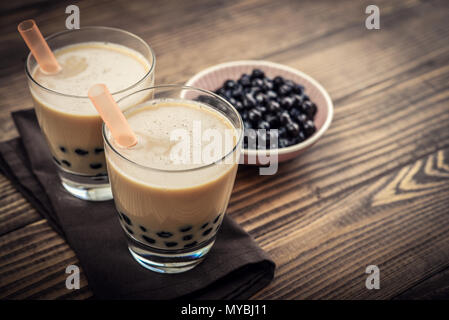 Hausgemachte Milch Bubble Tea mit Tapioka Perlen auf Holz- Hintergrund Stockfoto