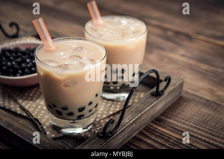 Hausgemachte Milch Bubble Tea mit Tapioka Perlen auf Holz- Hintergrund Stockfoto