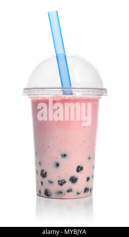 Rote Frucht Bubble Tea in einem Plastikbecher mit Getränk Stroh auf weißem Hintergrund. Nehmen Getränke Konzept. Stockfoto