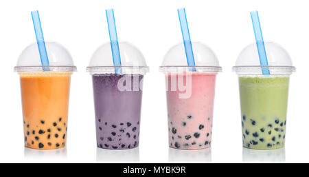 Verschiedene Bubble Tea in einem Plastikbecher mit Getränk Strohhalme auf weißem Hintergrund. Nehmen Getränke Konzept. Stockfoto