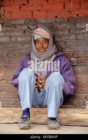 Älterer Mann mit traditionellen nepalesischen Kopfbedeckungen in Bhaktapur, Nepal Stockfoto