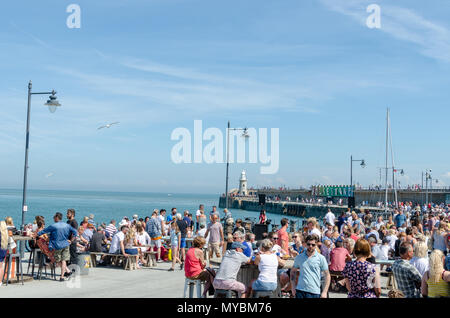 Touristen am Hafen von Folkestone Arm in Kent durch den Englischen Kanal Stockfoto