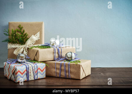 Stapel von Weihnachten Geschenke mit Weihnachten Dekoration auf blauem Hintergrund Stockfoto