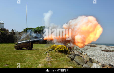 Kanone abfeuern, Fort Belan, Wales, Großbritannien Stockfoto