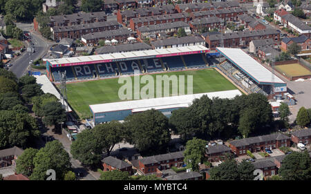 Luftbild von AFC Rochdale Spotland Stadion, Lancashire, Großbritannien Stockfoto