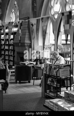 Die waterstones Buchhandlung in Bradford Wolle Exchange, West Yorkshire, England Stockfoto