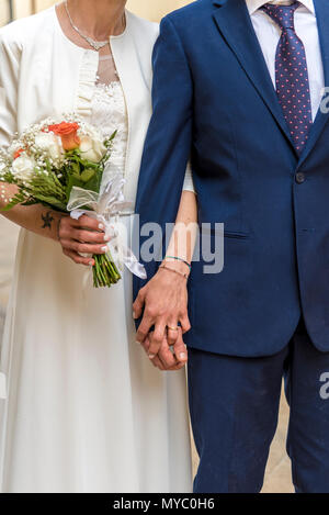 Die Braut hält einen Brautstrauß, Hochzeit Kleid, Hochzeit Details Stockfoto