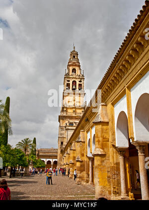 Mai 28, 2016 - Cordoba, Spanien: das Wahrzeichen der Glockenturm der Kathedrale Moschee im spanischen Cordoba mit Touristen im Innenhof Stockfoto