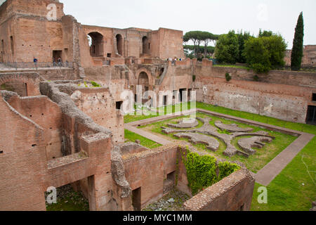 Mai 11, 2016: Rom, Italien - die berühmten Gärten in den römischen Ruinen des Kolosseums Stockfoto
