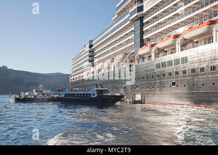 September 5, 2014: Santorini, Griechenland: Kleine Fähren die Passagiere von der Holland America Cruise Line Stockfoto