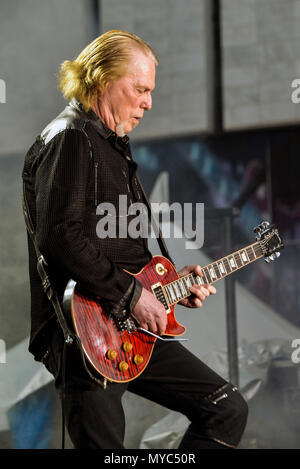 In Las Vegas, Nevada, 21. April 2018 - Scott Gorham Gitarrist für Black Star Riders durchführen an den zweiten jährlichen Las Kombination Heavy Metal Music Festival Stockfoto