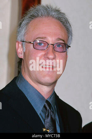 28 Apr 2000, Los Angeles, Kalifornien, USA --- Ursprüngliche Bildunterschrift: 7. Jährliche Rennen zu MS löschen. Prominente Dustin Hoffman, Sylvester Stallone, (Natalie Cole), Christian Slater, Wyclef Jean, Sidney Poitier, im Century Plaza, Century City. Die 7 Rennen zu erleichtern MS von Tommy Hilfiger und VH 1 präsentiert. Gala Dinner zugunsten der Nancy Davis Grundlage für Multiple Sklerose. Der Fall ehrt auch Montel Williams, der das 1. überhaupt ausgezeichnet wird. [?] ----- Image durch © MichelB/USABrent Spiner auf MS Event Red Carpet Event, Vertikal, USA, Filmindustrie, Prominente, Fotografie, Bestof, Kunst Cu Stockfoto