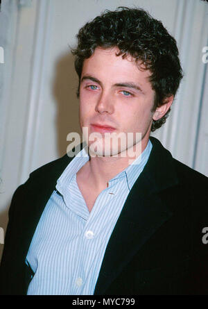 18 Apr 2000, Westwood, Los Angeles, Kalifornien, USA - - - Casey Affleck besucht die Los Angeles Premiere von Engagierten bei Mann's Festival Theater. - - - Bild von © MichelB/USACasey Affleck Red Carpet Event, Vertikal, USA, Filmindustrie, Prominente, Fotografie, Bestof, Kunst, Kultur und Unterhaltung, Topix Prominente Fashion/Vertikal, Besten, Event in Hollywood Leben - Kalifornien, Roter Teppich und backstage, USA, Film, Stars, Film Stars, TV Stars, Musik, Promis, Fotografie, Bestof, Kunst, Kultur und Unterhaltung, Topix, vertikal, eine Person, Anfrage tsuni@ Stockfoto