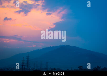 Silhouette von Stromnetz und dramatischen Sonnenuntergang Himmel Stockfoto