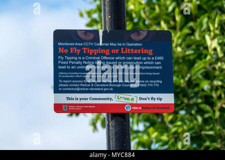 Schild, CCTV-Überwachung und Warnung der Strafen für schuttplatz oder Littering in Redcar und Cleveland North Yorkshire Stockfoto