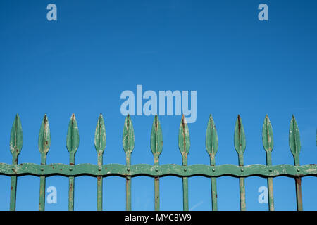 Altes Eisen Zaun auf blauen Himmel - vintage wrought metall spitzen Stockfoto