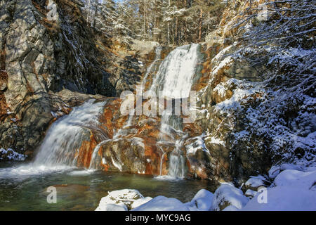 Winter Blick auf Popina Luka Wasserfall in der Nähe der Stadt Sandanski, Pirin-gebirge, Bulgarien Stockfoto