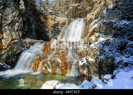 Winter Blick auf Popina Luka Wasserfall in der Nähe der Stadt Sandanski, Pirin-gebirge, Bulgarien Stockfoto