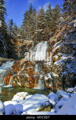 Winter Blick auf Popina Luka Wasserfall in der Nähe der Stadt Sandanski, Pirin-gebirge, Bulgarien Stockfoto