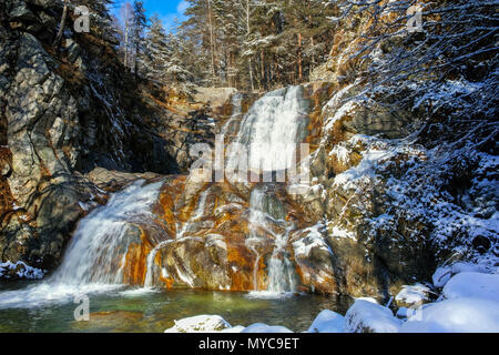 Winter Blick auf Popina Luka Wasserfall in der Nähe der Stadt Sandanski, Pirin-gebirge, Bulgarien Stockfoto