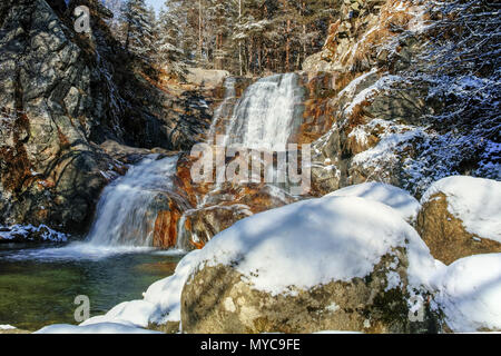 Winter Blick auf Popina Luka Wasserfall in der Nähe der Stadt Sandanski, Pirin-gebirge, Bulgarien Stockfoto