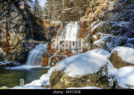 Winter Blick auf Popina Luka Wasserfall in der Nähe der Stadt Sandanski, Pirin-gebirge, Bulgarien Stockfoto