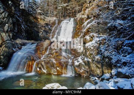 Winter Blick auf Popina Luka Wasserfall in der Nähe der Stadt Sandanski, Pirin-gebirge, Bulgarien Stockfoto